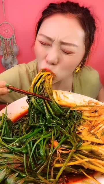 韭菜小姐姐吃瓜