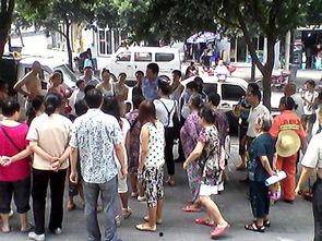 高速老大爷吃瓜,老大爷边吃瓜边畅游高速公路