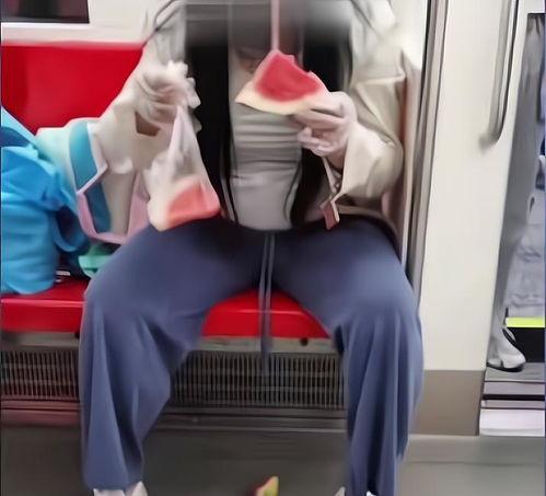 吃瓜女生被扔钱,这是什么神仙操作？