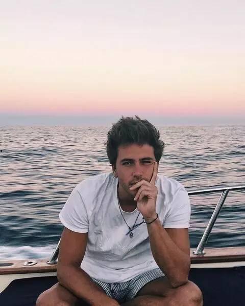 男旅游博主吃瓜,揭秘旅行中的趣味瞬间