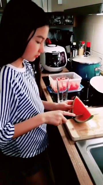 吃瓜圆满买衣服,揭秘买衣服的乐趣与心得