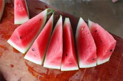 情侣吃西瓜麒麟瓜,情侣品尝麒麟瓜的浪漫瞬间