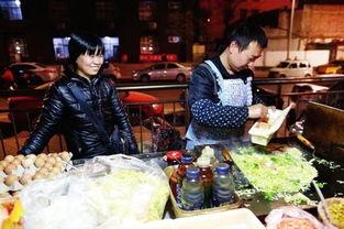 吃瓜夜市夫妻视频,揭秘夫妻档背后的温馨故事