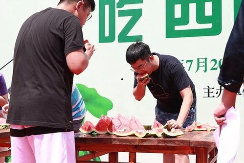 比赛直播现场吃瓜,揭秘比赛直播幕后趣闻