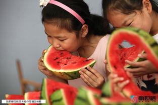 拍儿童吃瓜照片